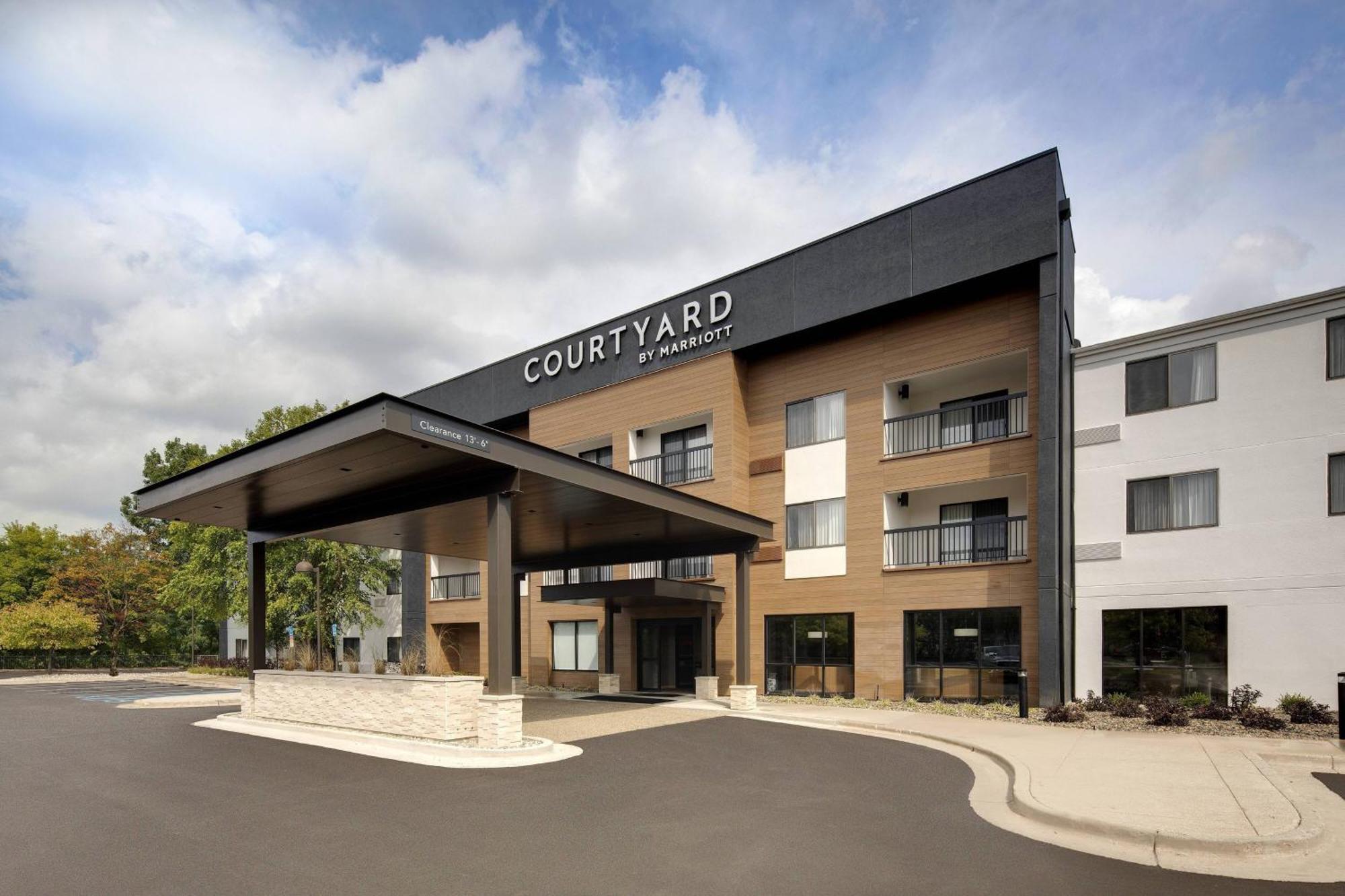 Courtyard Grand Rapids Airport Hotel Cascade Exterior photo