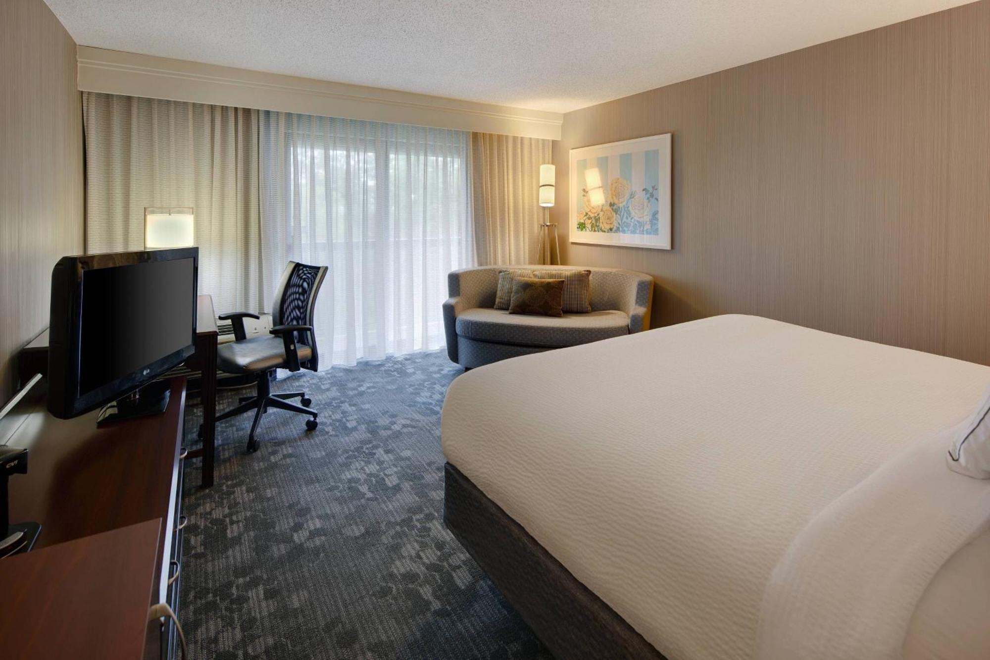 Courtyard Grand Rapids Airport Hotel Cascade Exterior photo